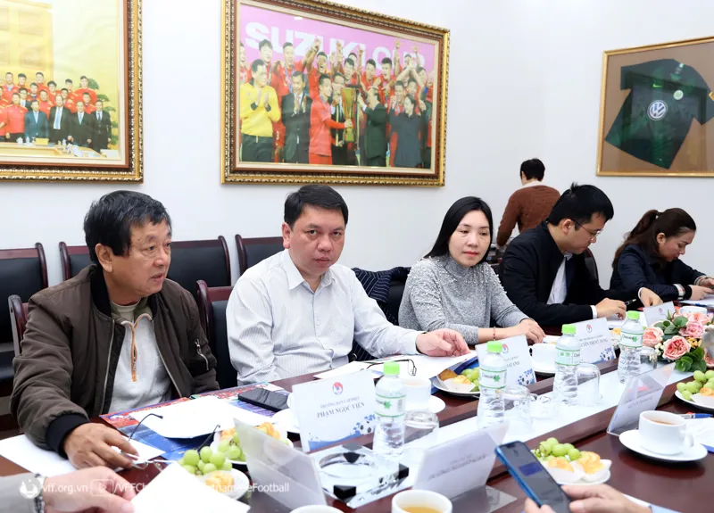 Ông Phạm Ngọc Viễn, trưởng ban Cấp phép phát biểu tại buổi họp