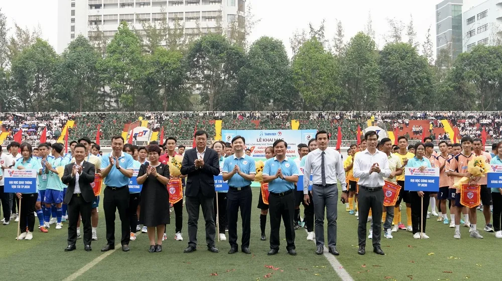 Tham dự vòng loại có 42 đội, con số khá ấn tượng với một giải đấu dành cho giới Sinh viên Tham dự vòng loại có 42 đội, con số khá ấn tượng với một giải đấu dành cho giới Sinh viên