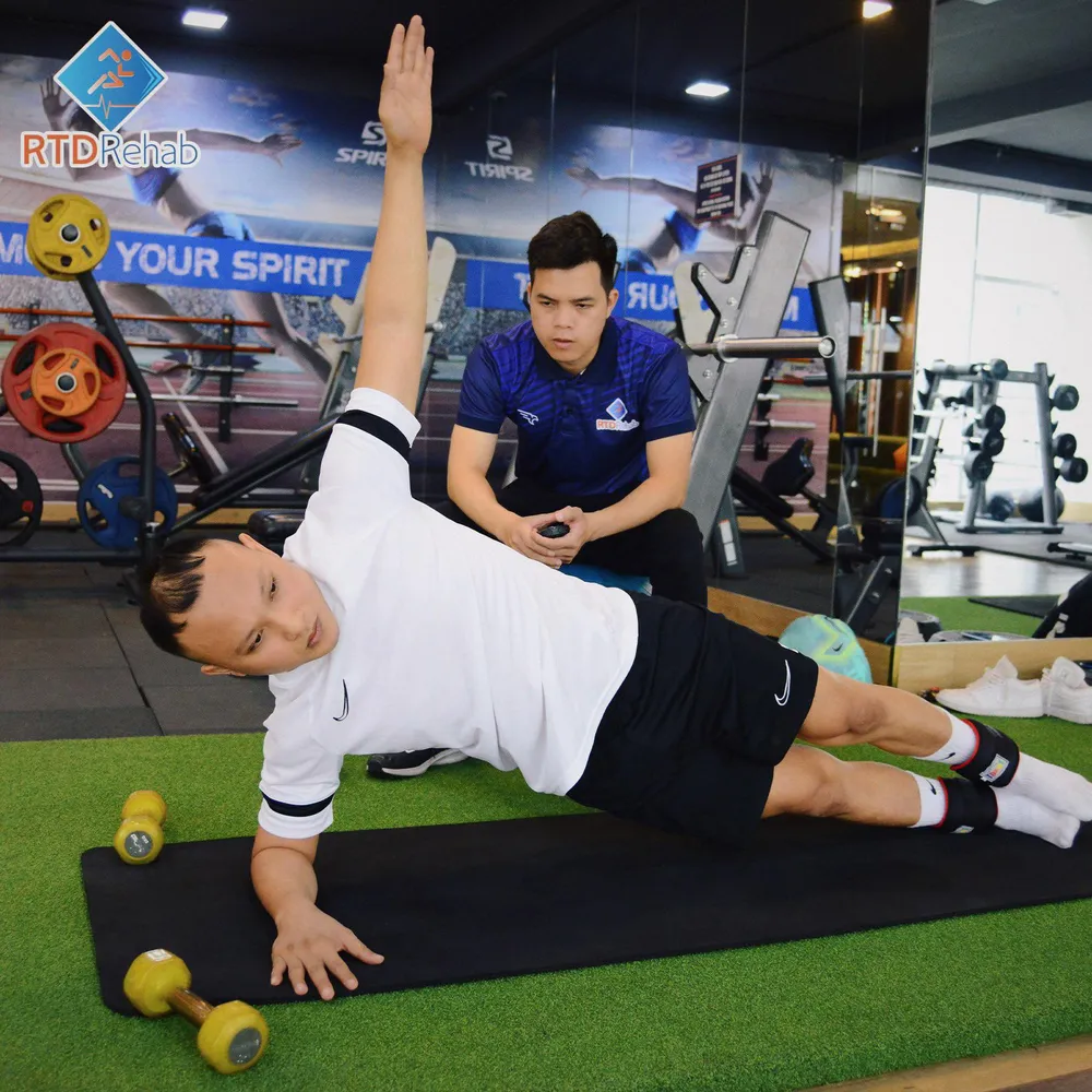 Bác sỹ Trần Huy Thọ trực tiếp điều trị cho Nguyễn Trọng Hoàng tại Trung tâm RTD Rehab