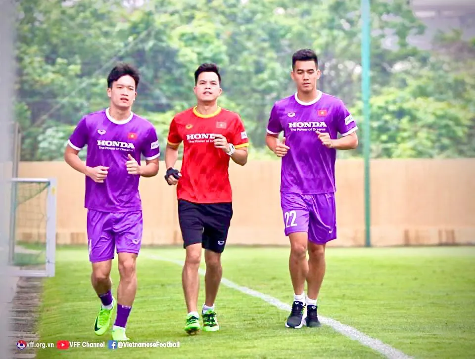 Tại đội tuyển Việt Nam, bác sĩ Trần Huy Thọ phụ trách việc giúp các cầu thủ bị chấn thương sớm trở lại thi đấu bằng những bài tập vật lý trị liệu chuyên biệt