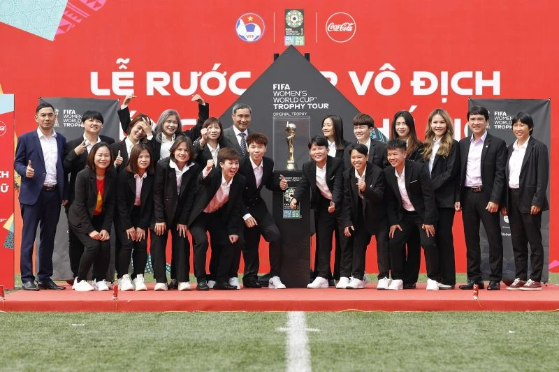 Thầy trò HLV Mai Đức Chung bên Cúp vàng World Cup nữ vào sáng 4-3. Ảnh: MINH HOÀNG