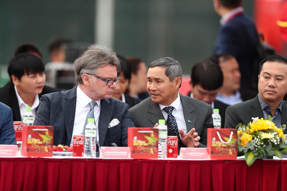 Hai HLV Mai Đức Chung và Troussier trò chuyện tại buổi lễ Hai HLV Mai Đức Chung và Troussier trò chuyện tại buổi lễ