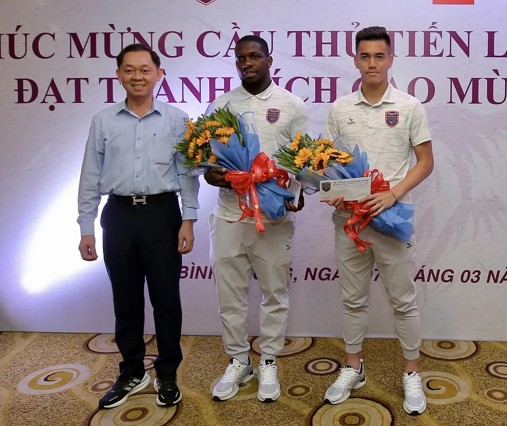 Nhân dịp này, Chủ tịch CLB Becamex Bình Dương Hồ Hồng Thạch cũng trao hoa và tiền thưởng đến Tiến Linh và Rimario từ những thành tích cả hai đạt được ở mùa bóng 2022