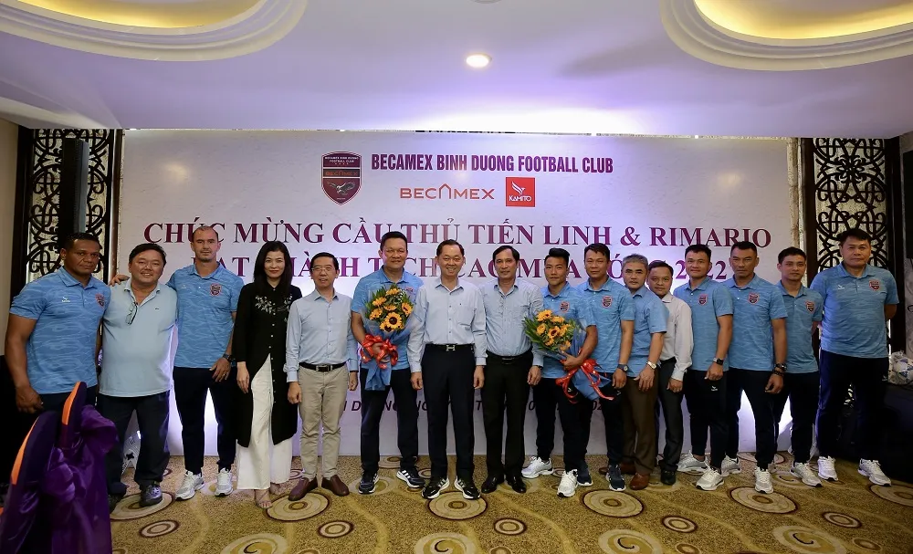 Tập thể Ban huấn luyện CLB Becamex Bình Dương chụp hình lưu niệm cùng lãnh đạo CLB và đại diện BTC Giải thưởng Quả bóng vàng Việt Nam 2022 Các cầu thủ chụp ảnh lưu niệm cùng lãnh đạo CLB và đại diện BTC Giải thưởng Quả bóng vàng Việt Nam 2022