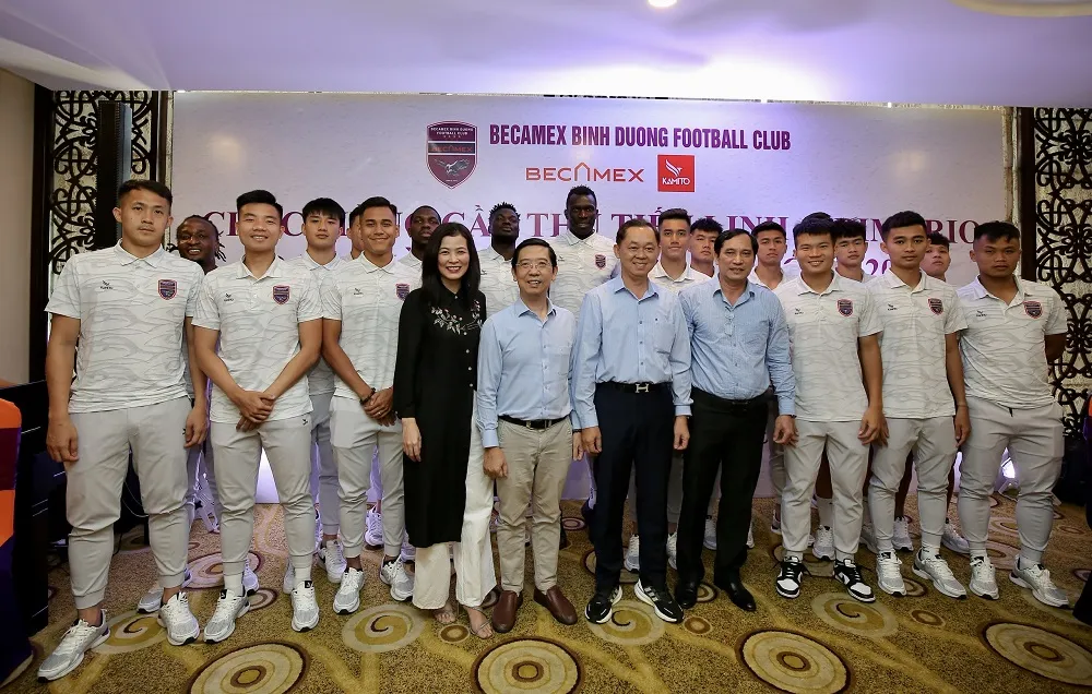 Các cầu thủ chụp ảnh lưu niệm cùng lãnh đạo CLB và đại diện BTC Giải thưởng Quả bóng vàng Việt Nam 2022