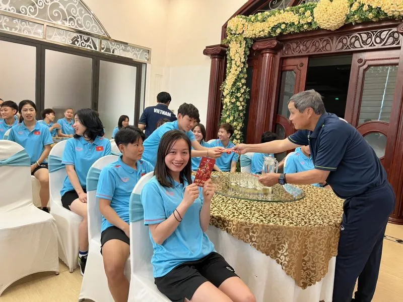 Các cầu thủ nhận bao lì xì may mắn đầu năm từ thầy Chung