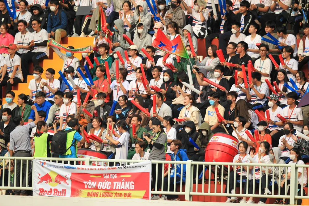 Gần 7.000 khán giả đến sân cổ vũ ở ngày khai mạc, phần đông là CĐV của đội chủ nhà ĐH Tôn Đức Thắng