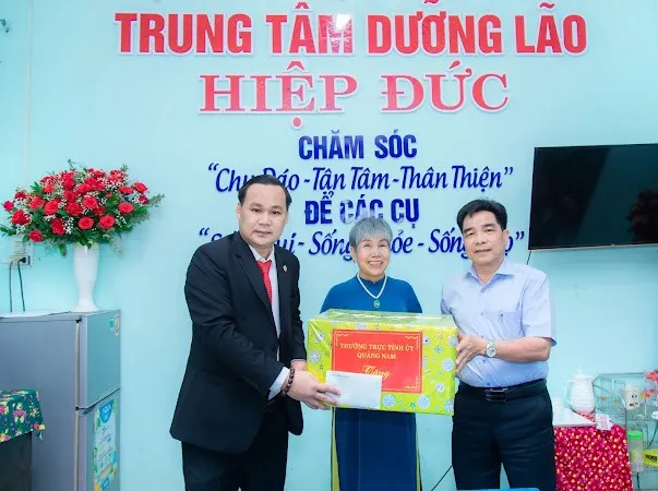 Ông Lê Văn Dũng Phó Bí thư tỉnh ủy. Trưởng đoàn đại biểu quốc hội tỉnh Quảng Nam trao quà tặng Ban giám đốc Trung tâm Ông Lê Văn Dũng Phó Bí thư tỉnh ủy. Trưởng đoàn đại biểu quốc hội tỉnh Quảng Nam trao quà tặng Ban giám đốc Trung tâm