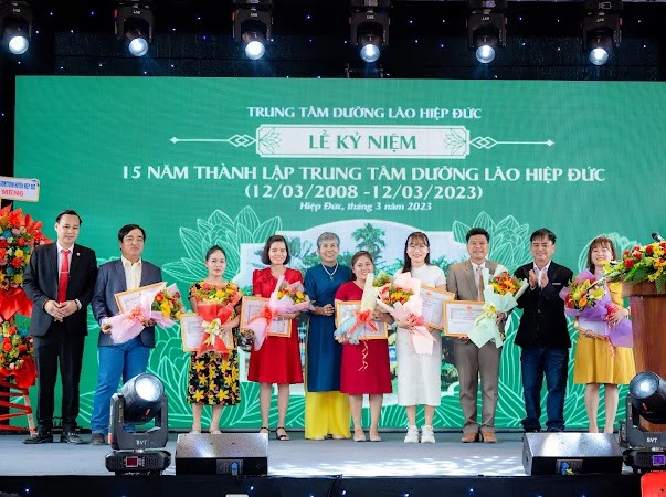 Ban lãnh đạo Trung tâm khen thưởng Cán bộ CNV đã có nhiều đóng góp trong thời gian qua