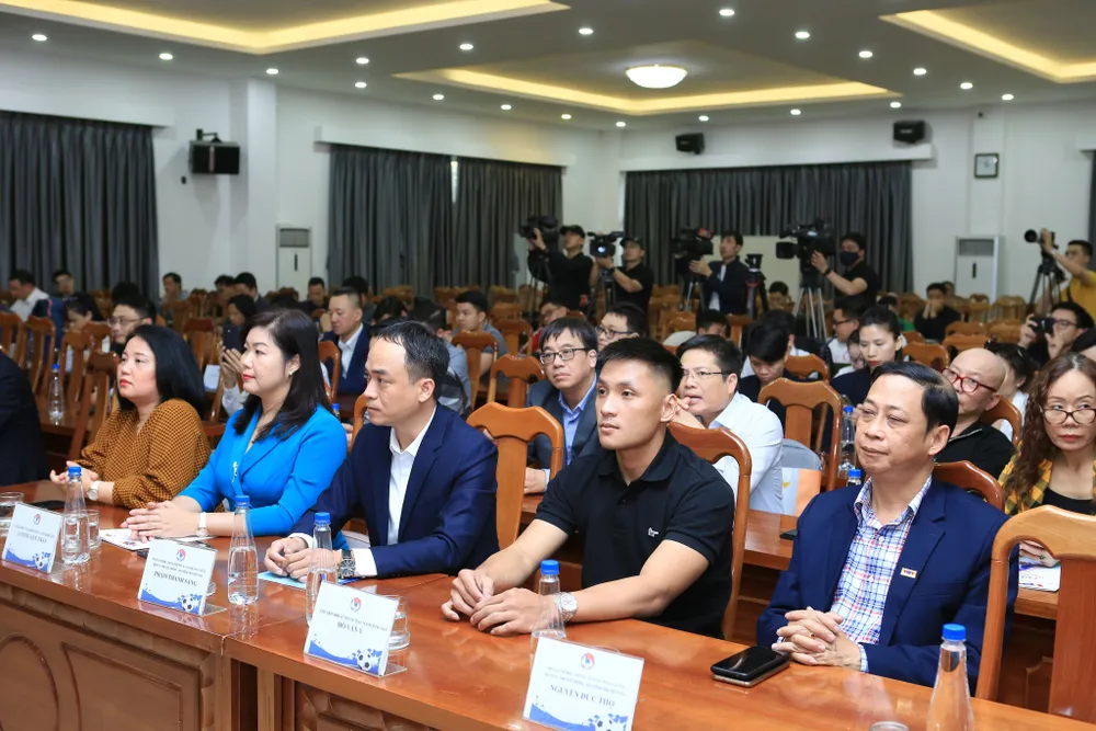 Quả bóng vàng futsal Việt Nam 2022 Hồ Văn Ý tham dự buổi họp báo