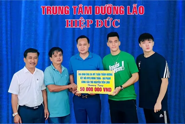 Các tuyển thủ quốc gia trong lần đến thăm và tặng quà trung tâm