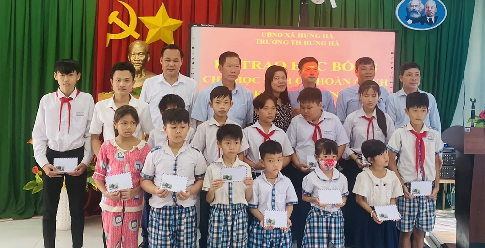 Một chương trình trao tặng học bổng của Công ty GB STEEL đến các Học sinh tại tỉnh Long An