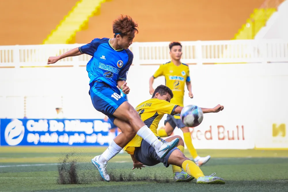 ĐH Sư phạm TDTT Hà Nội (áo xanh) giành ngôi đầu bảng B