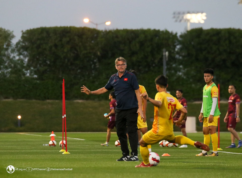 Thầy trò đội tuyển U23 Việt Nam trên sân tập chiều 19-3