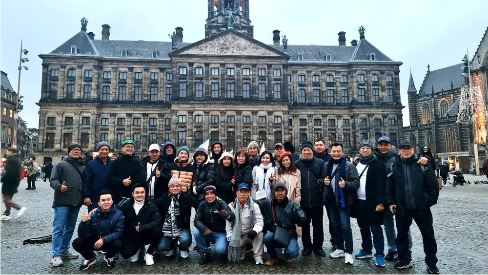 Đoàn còn có cơ hội tham quan Cung điện Hoàng gia Amsterdam, Hà Lan