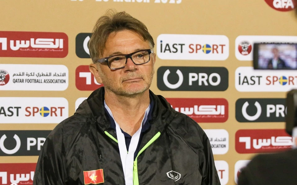 HLV Philippe Troussier: “Trọng tài không mắc sai lầm ở hai tình huống rút thẻ đỏ”