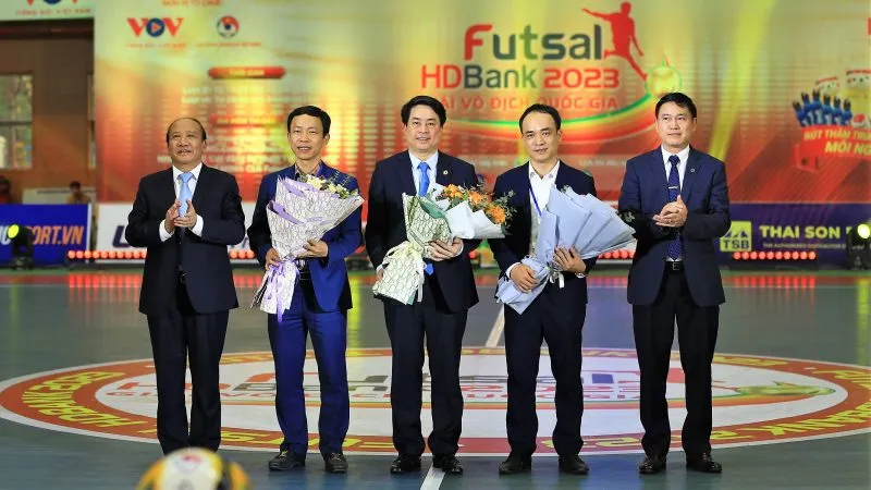 Đại diện lãnh đạo Đài Tiếng Nói Việt Nam, LĐBĐVN tặng hoa cho ông Nguyễn Văn Hảo – Phó Tổng Giám đốc HDBank, ông Nguyễn Minh Châu – Phó Tổng Thư ký LĐBĐVN – Đồng Trưởng Ban tổ chức giải Futsal Quốc gia 2023 và ông Phạm Thanh Sang, Phó GĐ phụ trách Chi nhánh Trung tâm Quảng cáo và Dịch vụ Truyền thông – Đài TNVN tại TP.HCM, Đồng Trưởng Ban tổ chức giải Futsal Quốc gia 2023