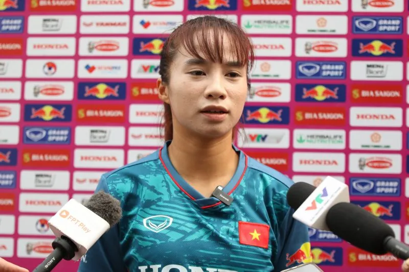 Tiền đạo Hồng Nhung