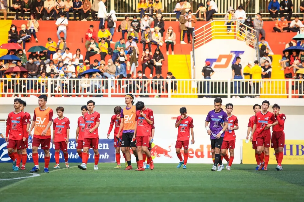 Nỗi buồn của các cầu thủ ĐH Tôn Đức Thắng khi không thể tiến đến trận sau cùng