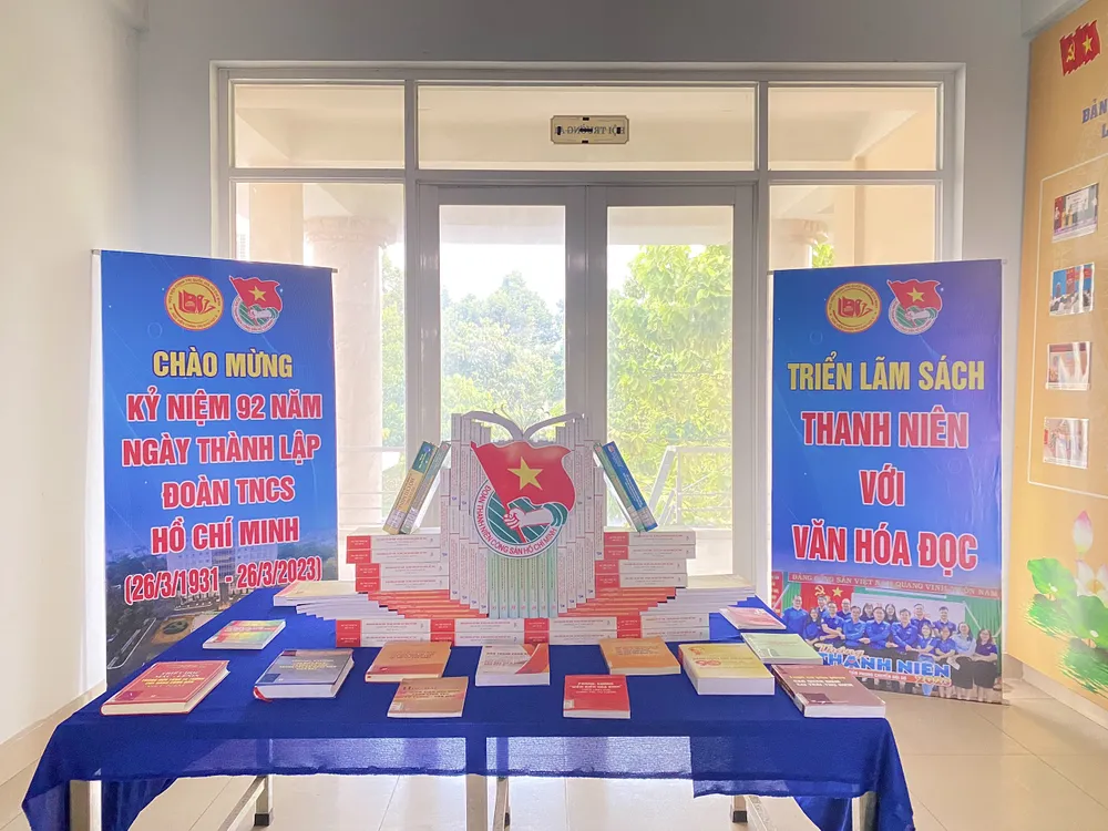 Triển lãm sách của Đoàn TNCS HCM Học viện Chính trị khu vực 2. Triển lãm sách của Đoàn TNCS HCM Học viện Chính trị khu vực 2.