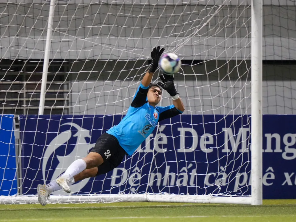 Thủ môn Channa Phonesavath tiếp tục tỏa sáng trong khung thành ĐH Huế ở loạt sút luân lưu 11m