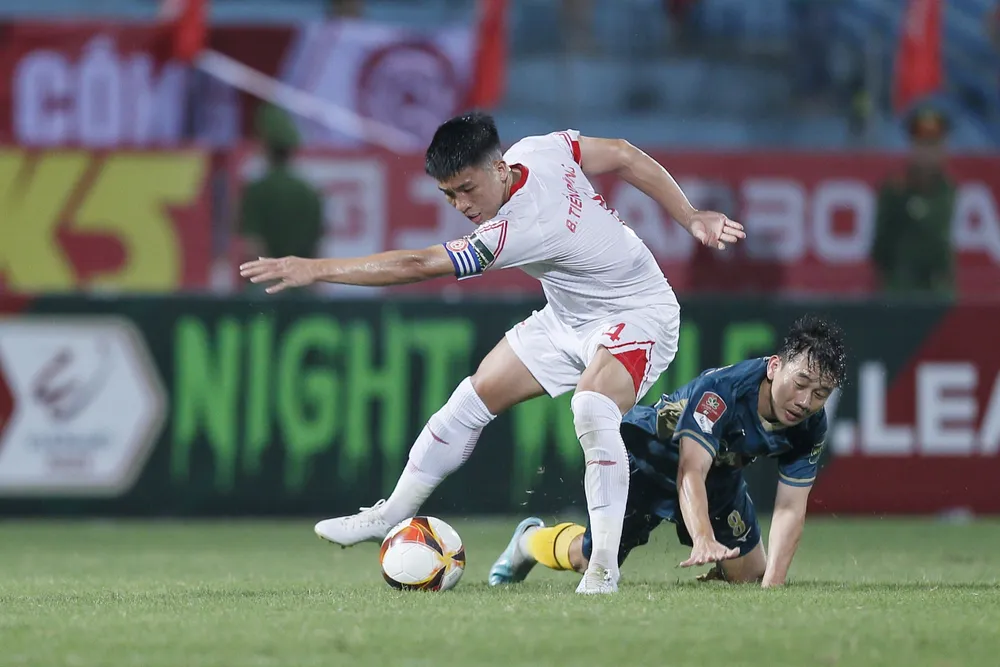 Pha tranh bóng giữa thủ lĩnh của hai đội, Bùi Tiến Dũng và Minh Vương