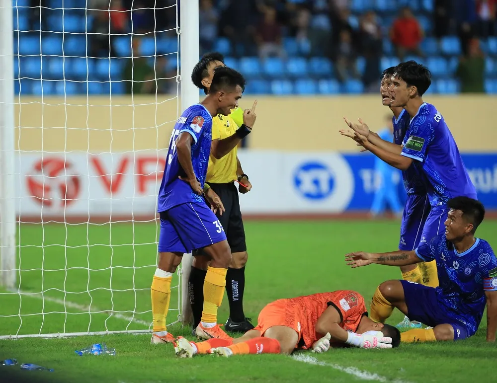 Cầu thủ Khánh Hòa phản ứng trọng tài trong tình huống bị phạt 11m vào cuối trận Cầu thủ Khánh Hòa phản ứng trọng tài trong tình huống bị phạt 11m vào cuối trận