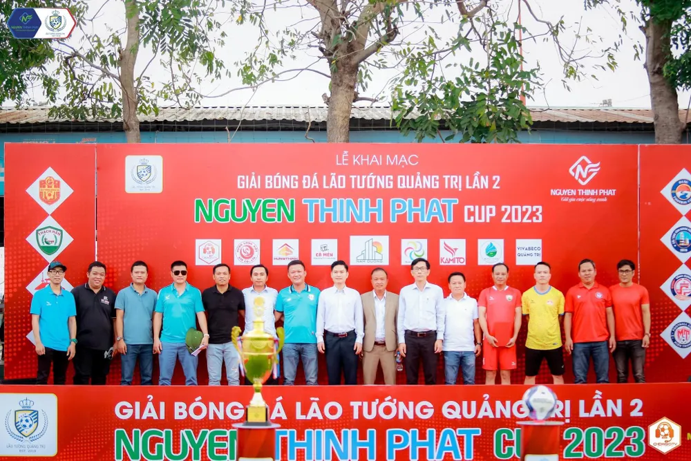 Ban tổ chức cùng nhà tài trợ chụp hình lưu niệm với đại diện các đội tham dự giải Ban tổ chức cùng nhà tài trợ chụp hình lưu niệm với đại diện các đội tham dự giải