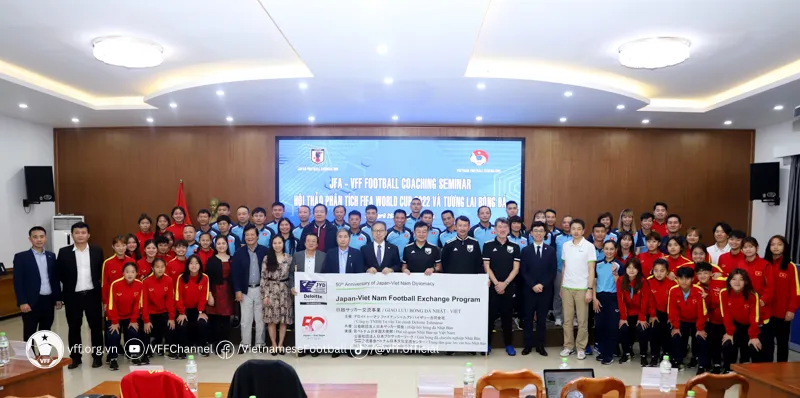 Đại diện LĐBĐ hai nước chụp ảnh lưu niệm với các HLV tham dự Hội thảo