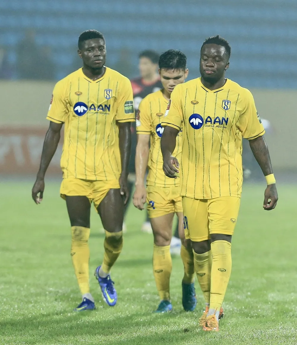Nỗi thất vọng của các cầu thủ SLNA Nỗi thất vọng của các cầu thủ SLNA