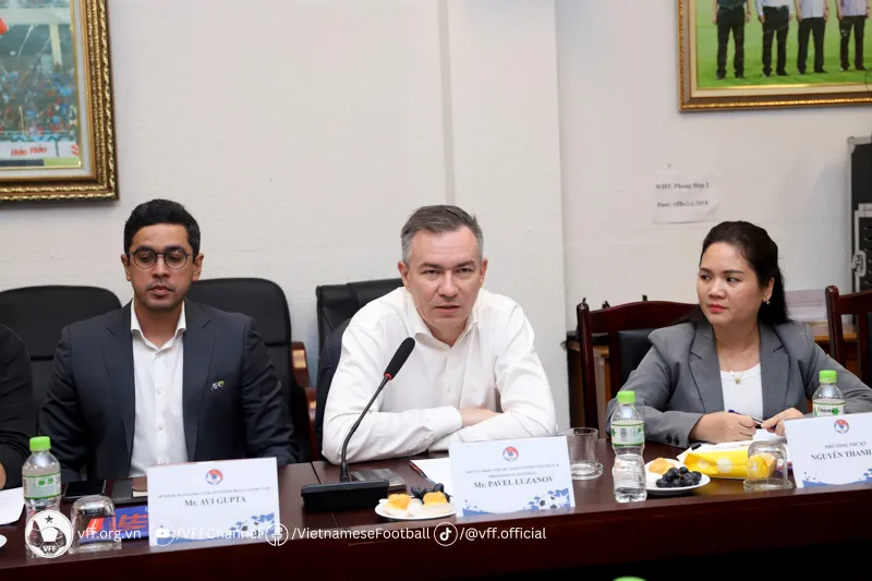 Ông Pavel Luzanov – Phụ trách Bóng đá Chuyên nghiệp và Chiến lược thi đấu AFC trao đổi cùng các CLB tại buổi làm việc