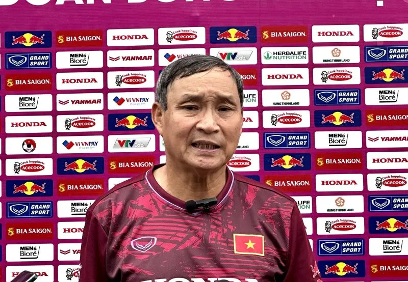 HLV Mai Đức Chung cùng các học trò sẽ sang Nhật Bản tập huấn từ ngày 17-4 HLV Mai Đức Chung cùng các học trò sẽ sang Nhật Bản tập huấn từ ngày 17-4