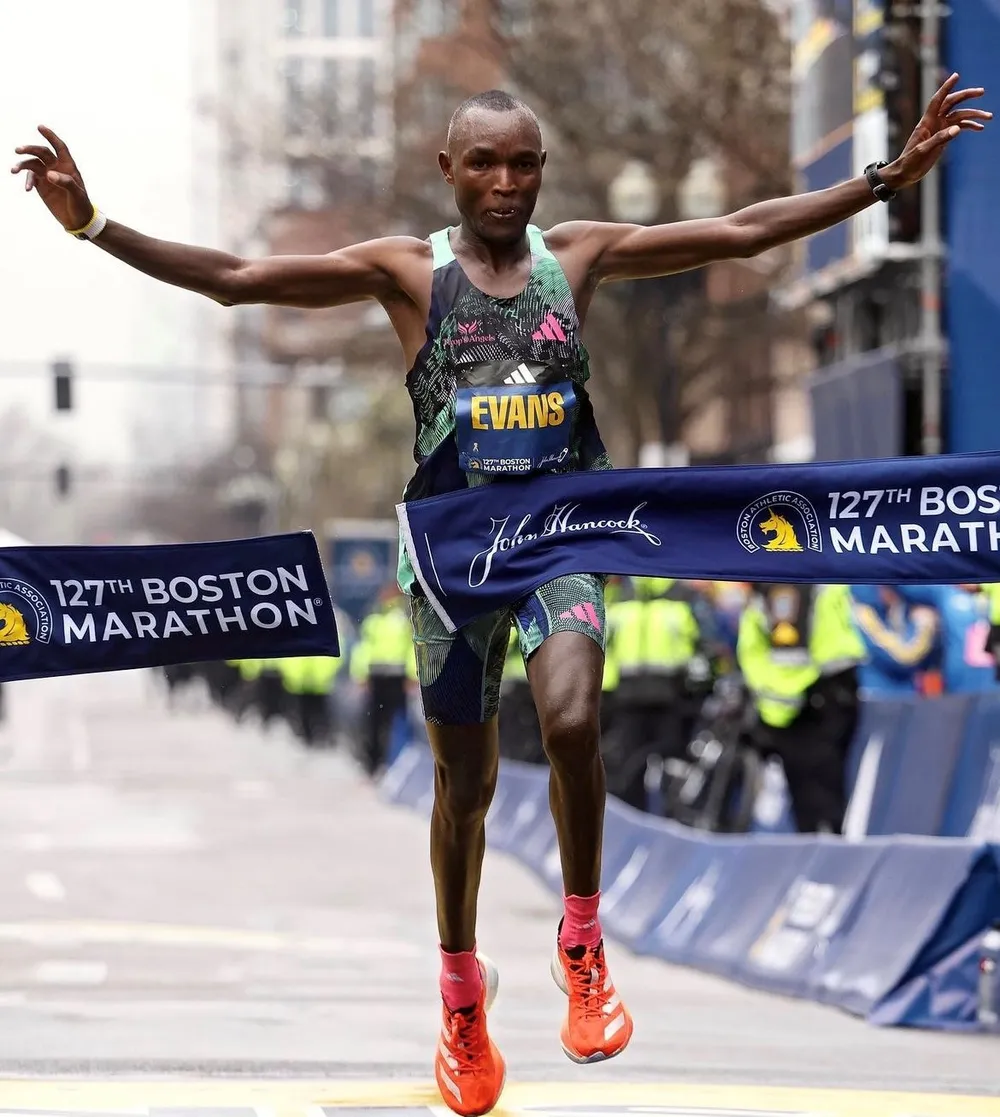 Evans Chebet cùng đôi giày Adizero Adios Pro 3 tại giải Boston Marathon 2023. Evans Chebet cùng đôi giày Adizero Adios Pro 3 tại giải Boston Marathon 2023.
