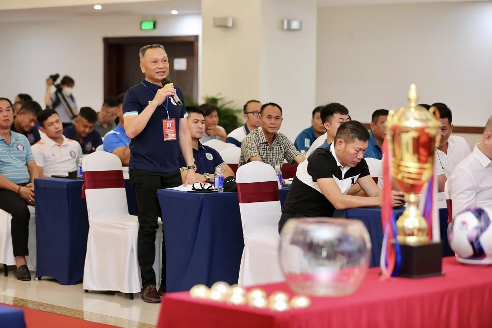 Đại diện các đội tham dự giải trong phần trao đổi thông tin cùng Ban tổ chức giải