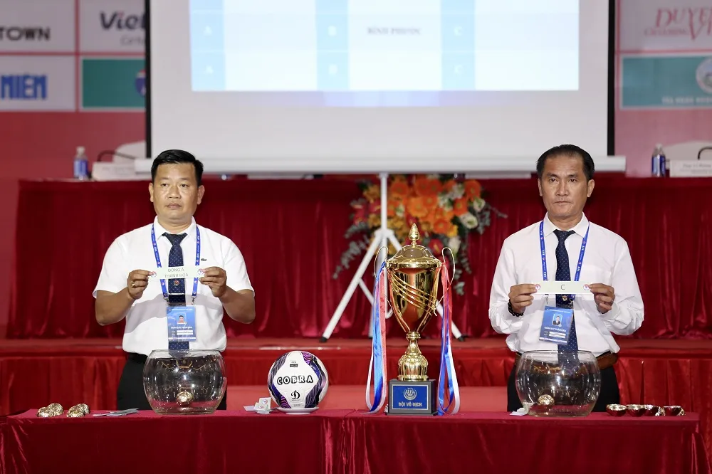 Đại diện các Giám sát trong phần bốc thăm