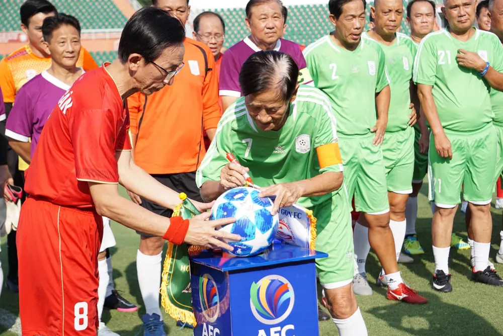 Cựu HLV đội Hải Quan, ông Hồ Thanh Cang ký tên vào quả bóng lưu niệm tặng nhà tài trợ Cựu HLV đội Hải Quan, ông Hồ Thanh Cang ký tên vào quả bóng lưu niệm tặng nhà tài trợ