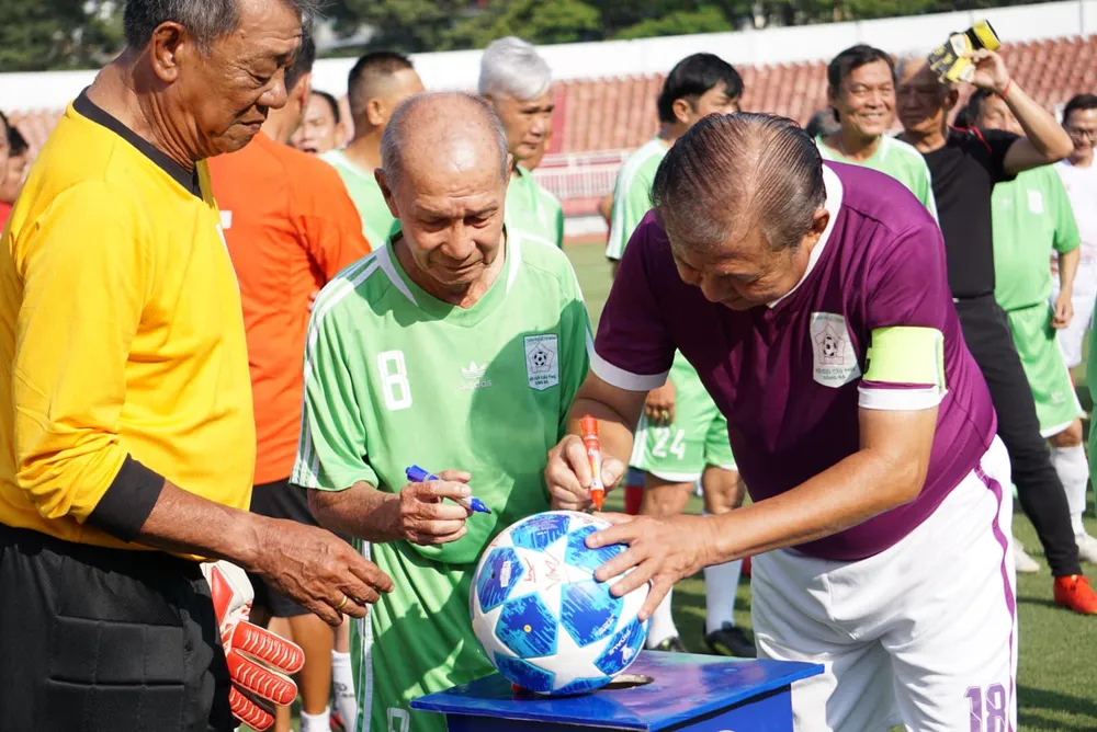 Các cựu cầu thủ đội Cảng Sài Gòn với Lưu Kim Hoàng, Dương Văn Thà, Đặng Trần Chỉnh ký tên vào quả bóng lưu niệm của sự kiện gởi tặng nhà tài trợ Các cựu cầu thủ đội Cảng Sài Gòn với Lưu Kim Hoàng, Dương Văn Thà, Đặng Trần Chỉnh ký tên vào quả bóng lưu niệm của sự kiện gởi tặng nhà tài trợ