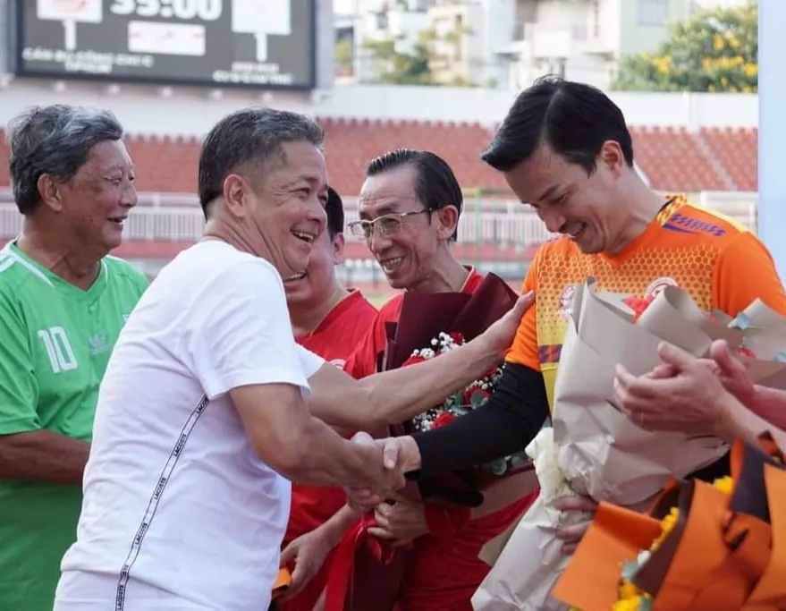 Ông Hồ Nguyễn và ông Nguyễn Hồng Phẩm trao tặng hoa đến các quan khách đến dự buổi gặp mặt Ông Hồ Nguyễn và ông Nguyễn Hồng Phẩm trao tặng hoa đến các quan khách đến dự buổi gặp mặt