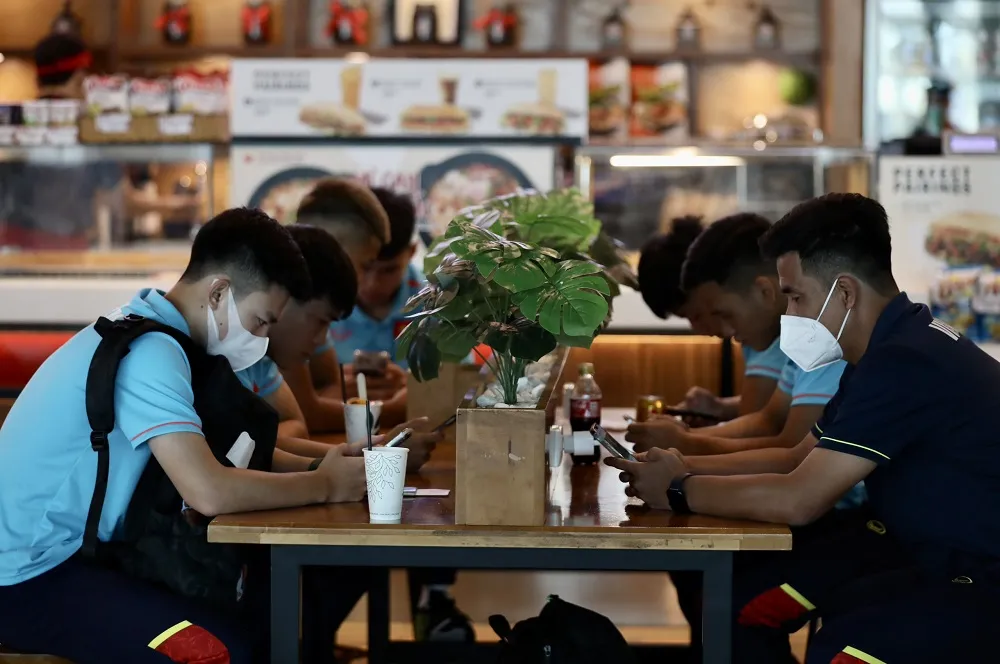 Một sồ tranh thủ ăn nhẹ, nhắn tin với người thân