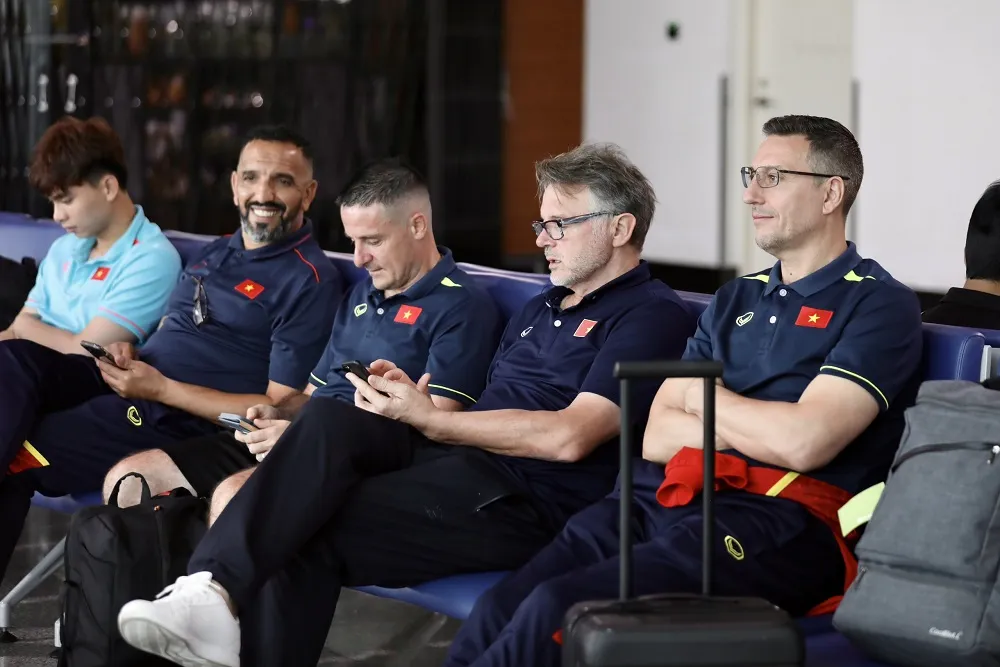 Ông Troussier cùng dàn trợ lý người nước ngoài. Đội đã có 5 trận đấu dưới triều đại của HLV người Pháp này và toàn thua. Nhưng đó không là điều bất ngờ với dàn cầu thủ còn thiếu kinh nghiệm hiện nay, và thực tế càng đá các cầu thủ càng thể hiện sự tiến bộ qua từng trận đấu.