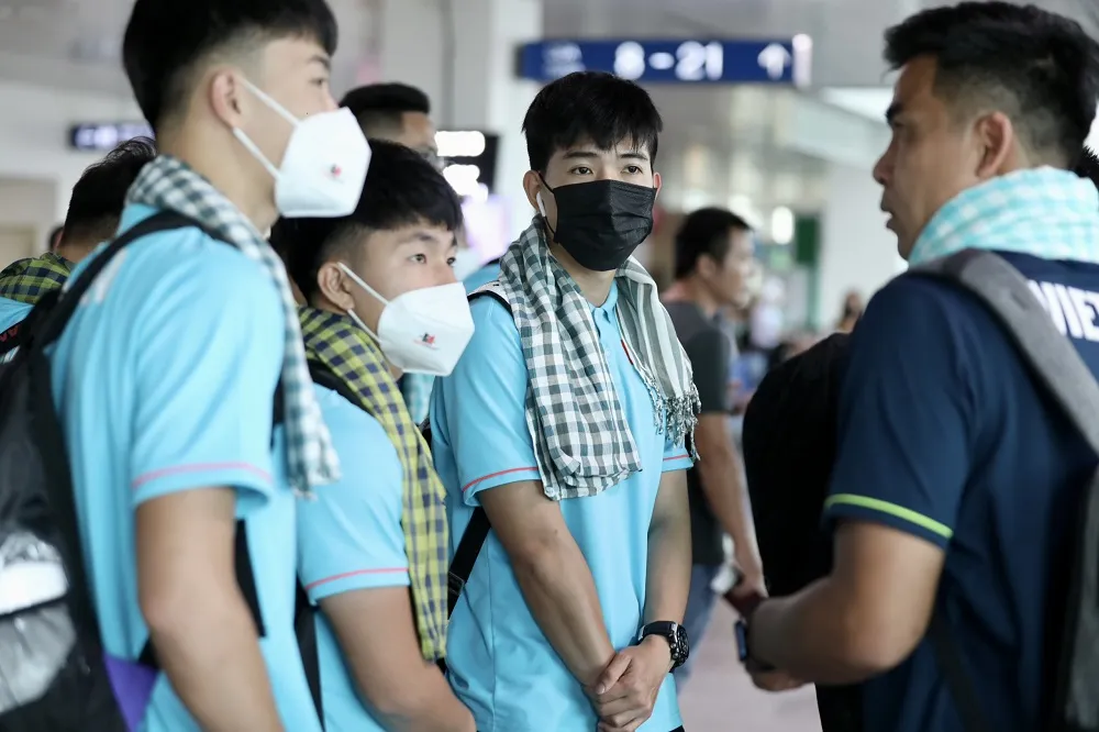 Trợ lý Nguyễn Việt Thắng căn dặn các cầu thủ trong khi chờ làm thủ tục