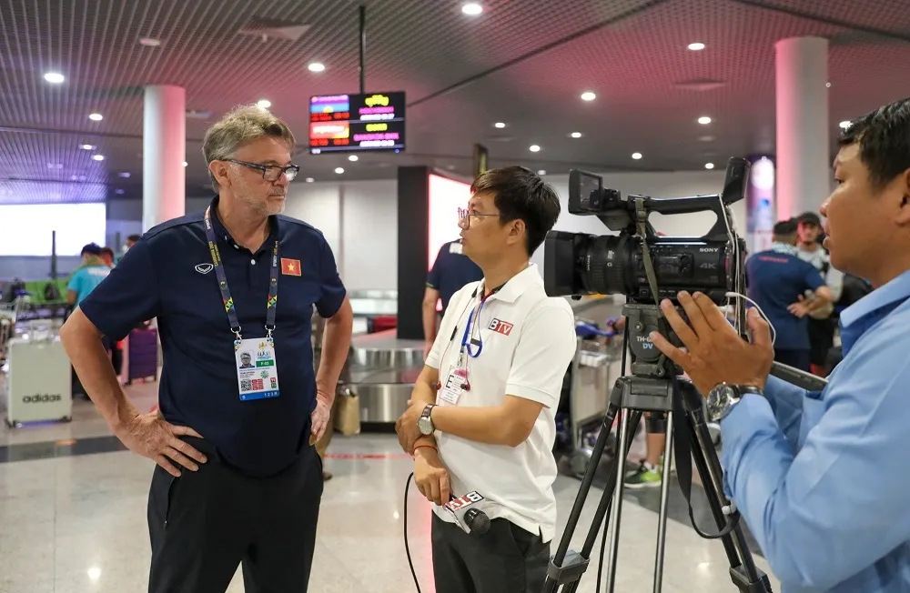 Trong khi chờ đội nhận hành lý, HLV Troussier đã có buổi trả lời nhanh với giới truyền thông tại sân bay. Ông chia sẻ: “Chúng tôi gặp áp lực khá lớn về mục tiêu tại giải đấu này. Chúng tôi có áp lực phải chơi thứ bóng đá tốt nhất của mình. Chúng tôi có áp lực phải chơi thứ bóng đá đẹp. Tôi hy vọng rằng những áp lực này sẽ giúp cho các cầu thủ chơi với tình thần cao nhất”.