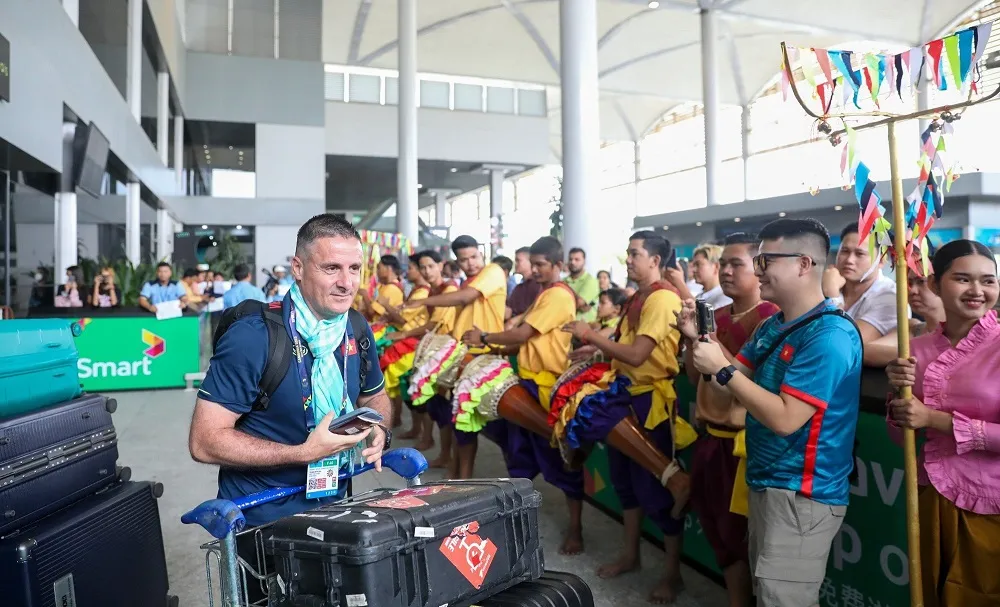 Đông đảo tình nguyện viên của nước chủ nhà đã chào đón đội khi rời sân bay để về nghỉ ở khách sạn. Đội U22 Việt Nam cùng với các đội khách khác nghỉ tại Phnom Penh Hotel, còn đội chủ nhà U22 Campuchia nghỉ ở khách sạn khác