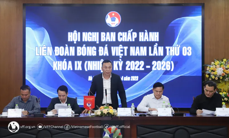 Chủ tịch VFF Trần Quốc Tuấn phát biểu tại cuộc họp