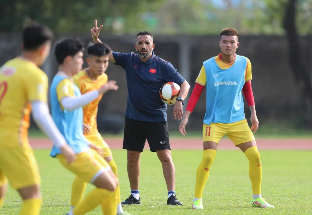 Được biết, cả đội đã được Ban huấn luyện cho “mổ băng” các trận đấu gần đây của đội U22 Lào. Thận trọng khi đánh giá về đối thủ này, đó là cảm nhận không chỉ của riêng Ban huấn luyện mà của cả các cầu thủ. Bởi bóng đá trẻ của Lào trong thời gian gần đây có nhiều tiến bộ. Ảnh: QUỲNH MAI