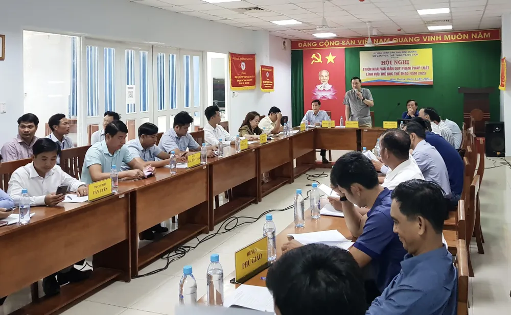 Ông Cao Văn Chóng, Phó Giám đốc Sở Văn hóa, Thể thao và Du lịch phát biểu tại Hội nghị Ông Cao Văn Chóng, Phó Giám đốc Sở Văn hóa, Thể thao và Du lịch phát biểu tại Hội nghị