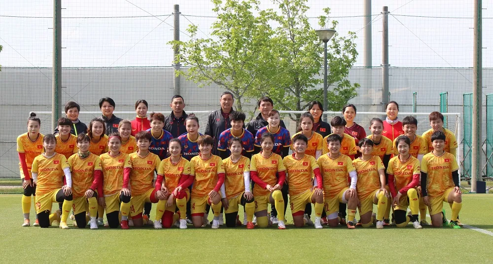 Toàn đội chụp hình lưu niệm trước khi chia tay Nhật Bản sau chuyến tập huấn hơn 10 ngày