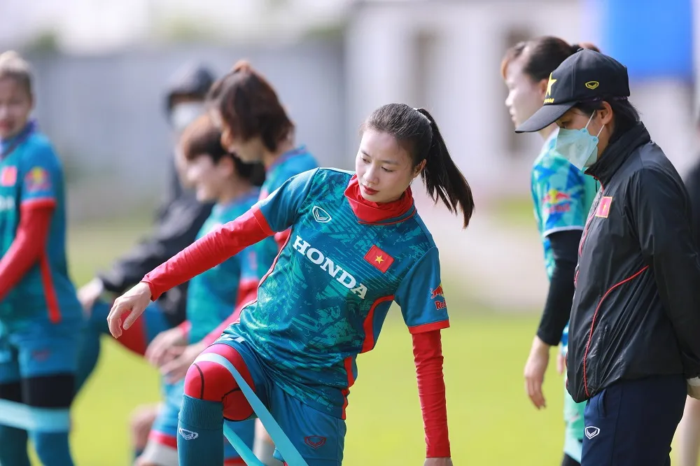 Trợ lý Kim Chi đang quan sát Hoàng Thị Loan trong phần tập khởi động. Cầu thủ này cũng vừa trở lại sau thời gian điều trị chấn thương và đã thể hiện phong độ tốt trong thời gian qua