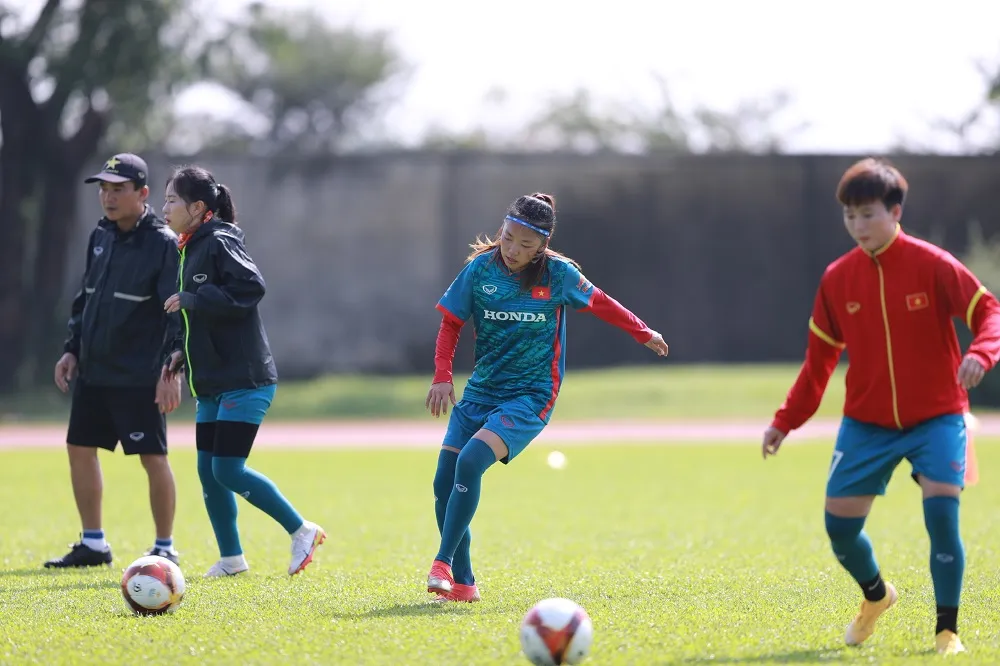 Huỳnh Như vẫn là tâm điểm của buổi tập. &quot;Cô gái vàng&quot; đã hội quân cùng đội từ TPHCM vào trưa 30-4, sau đó cùng bay sang Phnom Penh