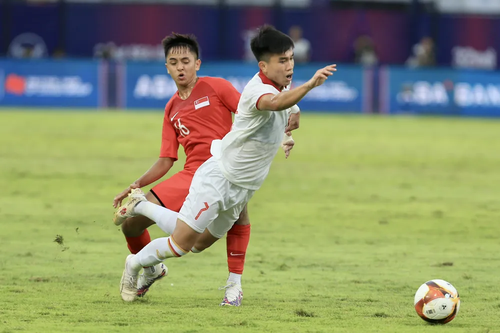 Thắng trận thứ 2 liên tiếp, các cầu thủ Việt Nam vươn lên ngôi đầu bảng B